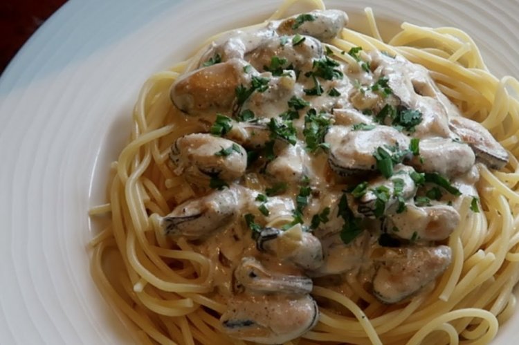 Spaghetti mit Muscheln und Pilzen