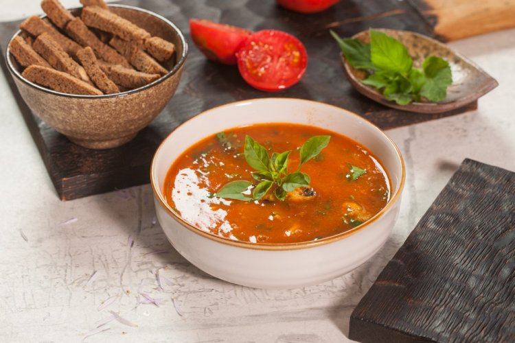 Tomatensuppe mit Muscheln