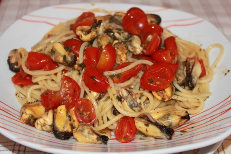 Pasta mit Muscheln und Tomaten