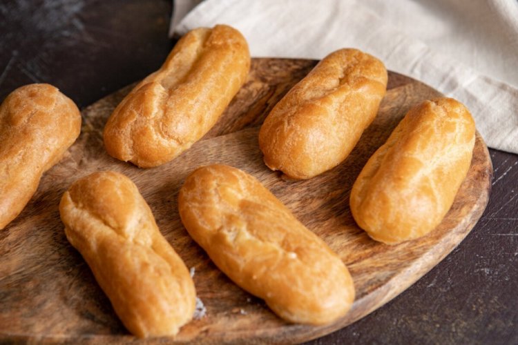 Éclairs mit Buttercreme und Kondensmilch