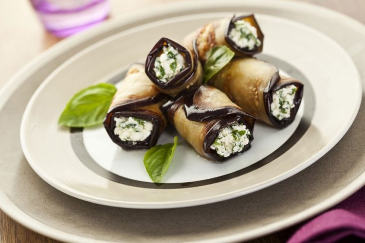 Auberginenröllchen mit Feta und Oliven