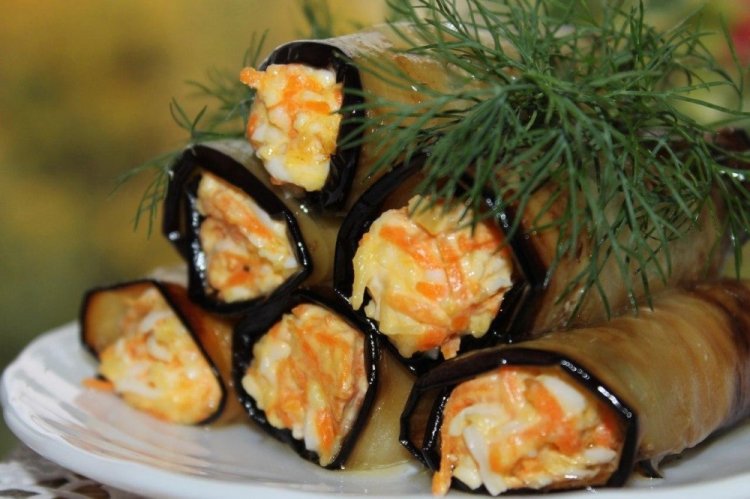 Auberginenröllchen mit koreanischen Karotten