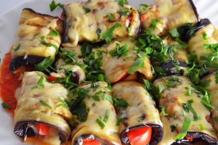 Warme Auberginenröllchen mit Tomaten und Mozzarella