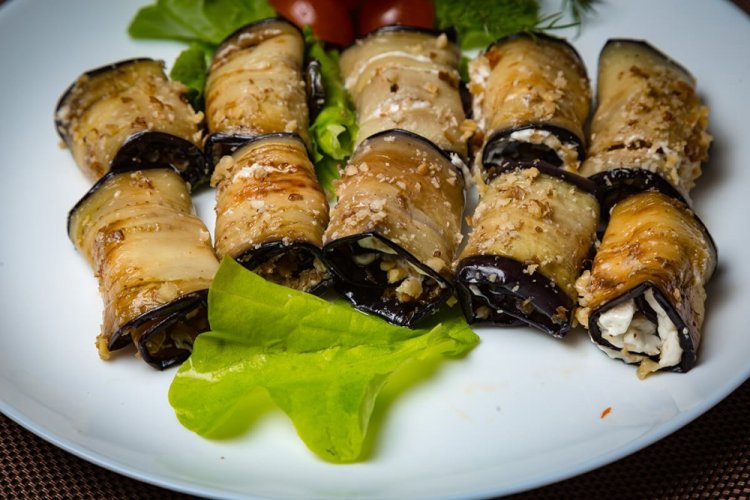 Auberginenröllchen mit Bryndza