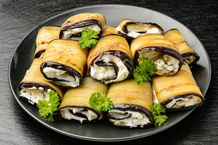 Auberginenröllchen mit Quark und Nüssen