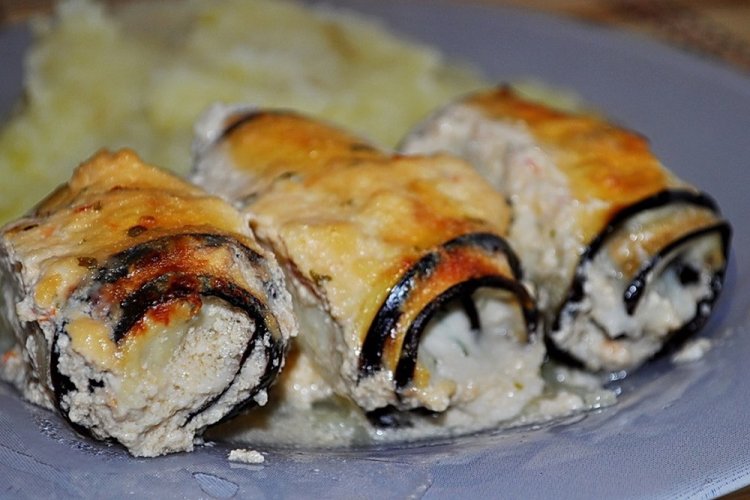 Auberginenröllchen mit Lamm und Suluguni