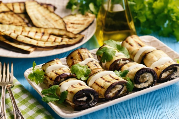 Auberginenröllchen mit Pilzen