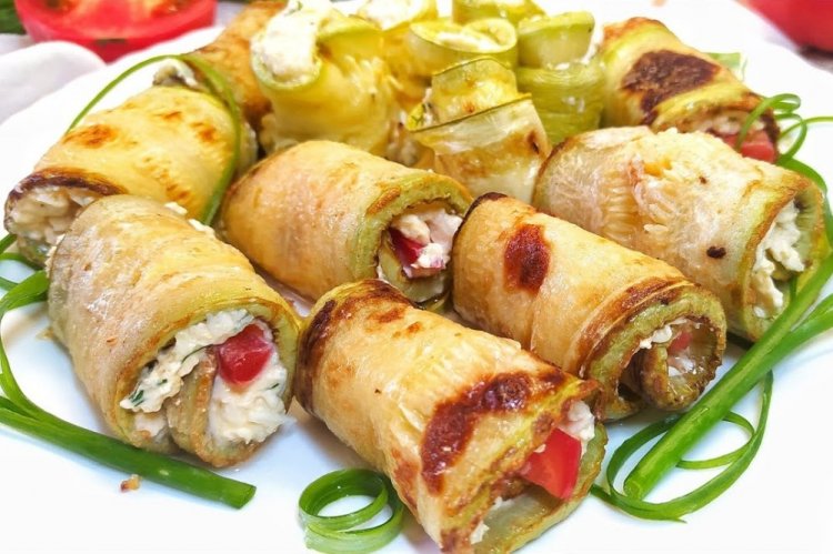 Zucchini-Röllchen mit Tomaten und Basilikum