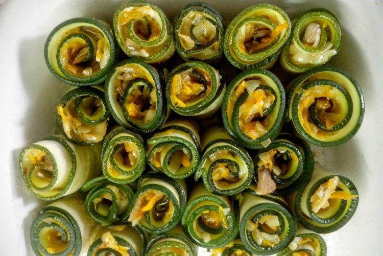 Zucchini-Röllchen mit Pilzen und Käse