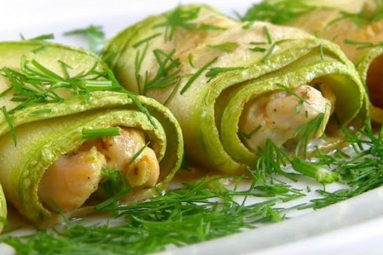 Zucchini-Röllchen mit Hähnchenstücken