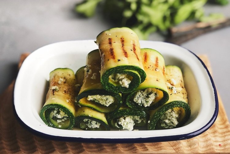 Zucchini-Röllchen mit Feta und Suluguni