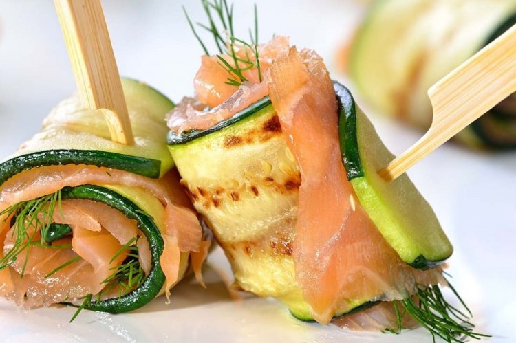 Zucchini-Röllchen mit Lachs