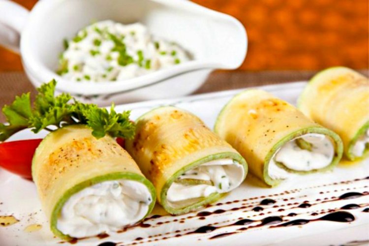 Zucchini-Röllchen mit Quark und Nüssen