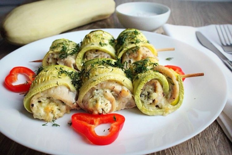 Zucchini-Röllchen mit Huhn aus dem Ofen