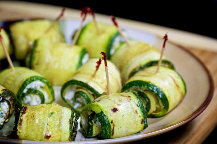 Zucchini-Röllchen mit Quark und getrockneten Tomaten