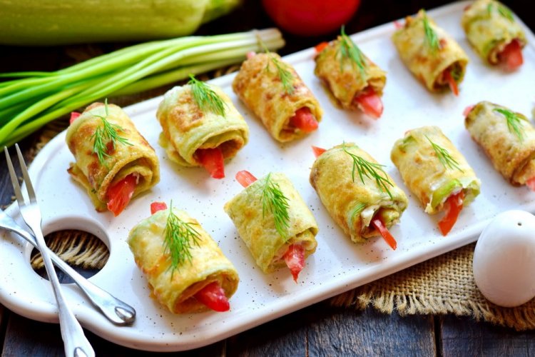 Zucchini-Röllchen mit Avocado und Krabbenstäbchen