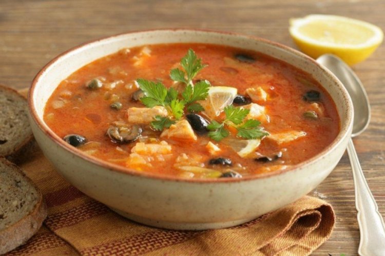 Tomatensuppe mit Forelle und Oliven