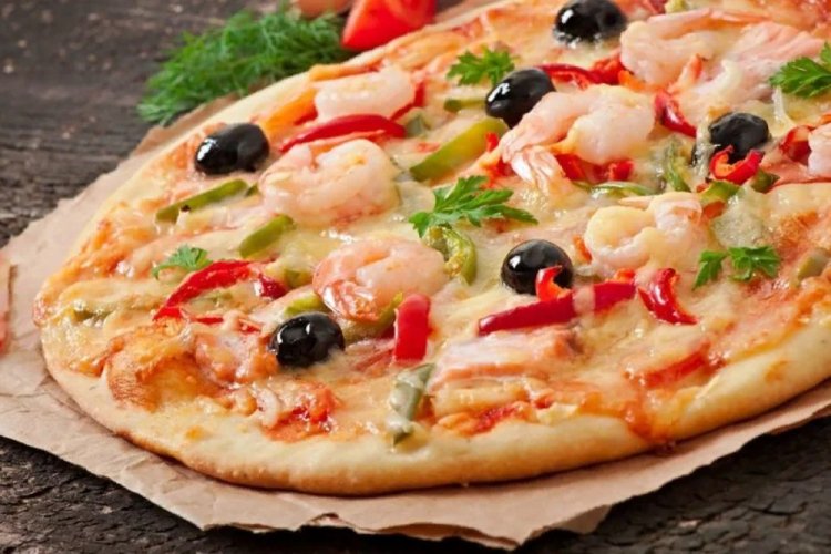 Pizza con camarones y queso