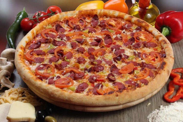 Pizza con salchichas de caza