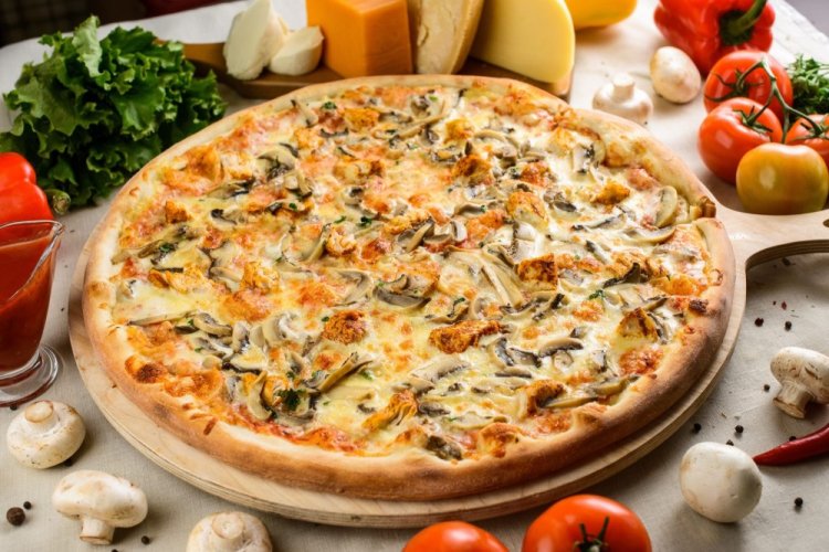 Pizza con pollo y champiñones