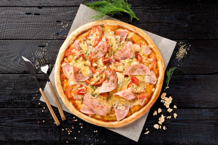 Pizza con jamón y queso