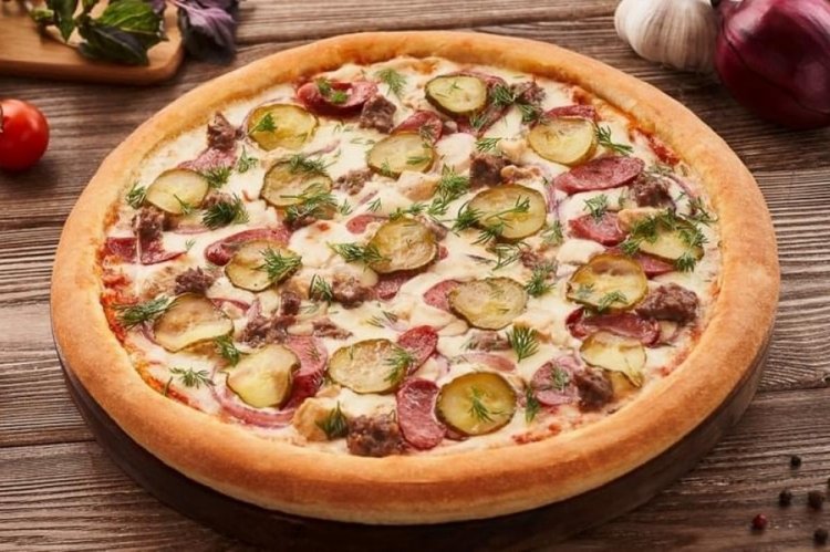 Pizza con salchicha y salsa de tomate