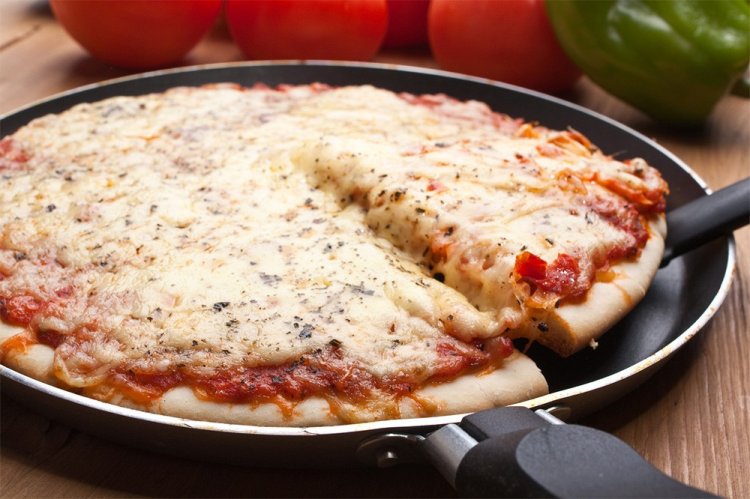 Pizza casera en sartén