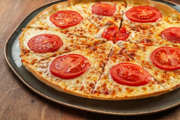 Pizza Margherita mit frischer Hefe