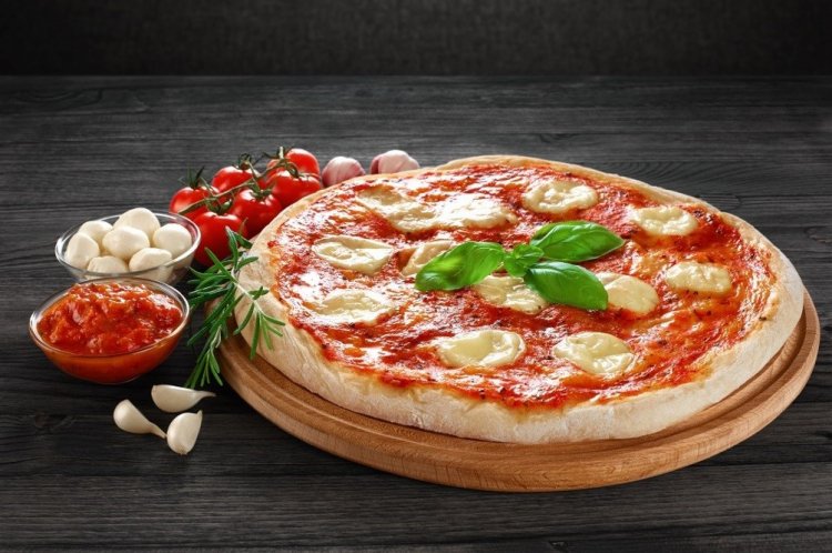 Pizza Margherita mit Milch