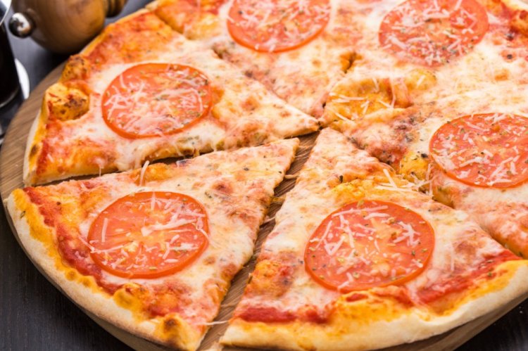 Pizza Margherita mit Parmesan