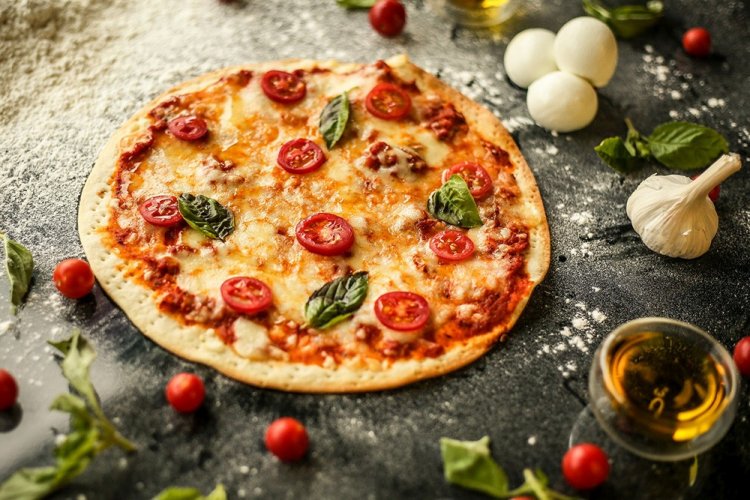 Pizza Margherita mit Kirschtomaten