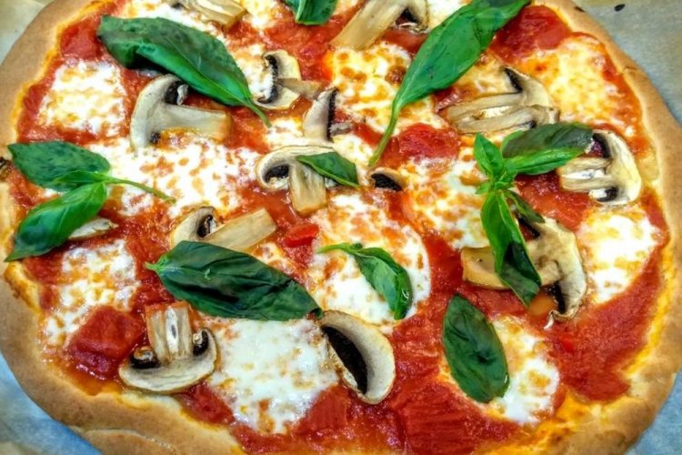 Pizza Margherita mit Pilzen
