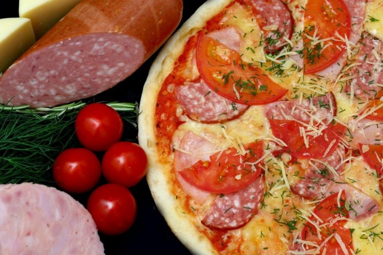 Pizza Margherita mit Wurst