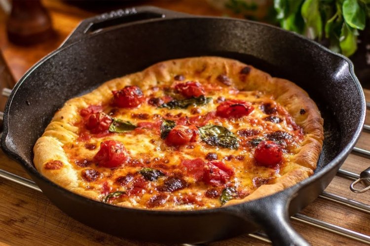 Hausgemachte Pizza Margherita in der Pfanne