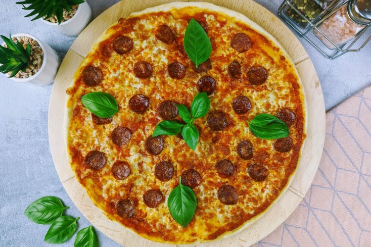 Klassische Pepperoni-Pizza