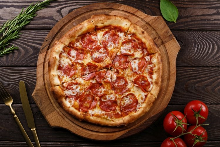 Pepperoni-Pizza mit Milch