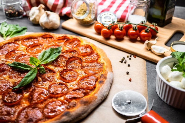 Pepperoni-Pizza mit Kräutern