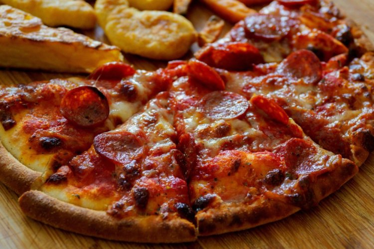 Pepperoni-Pizza mit getrockneten Tomaten