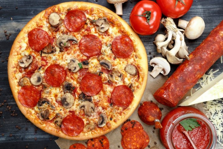 Pepperoni-Pizza mit Champignons
