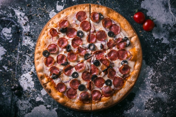 Pepperoni-Pizza mit Oliven und Kapern