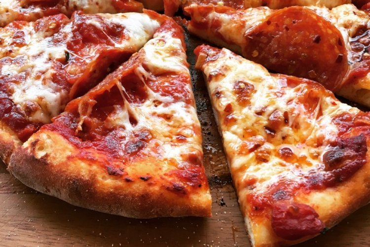 Pepperoni-Pizza mit lila Zwiebeln