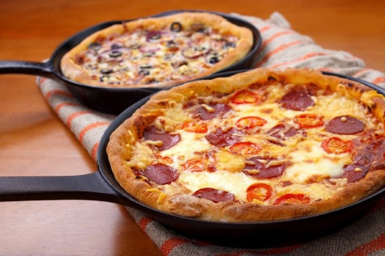 Hausgemachte Pepperoni-Pizza in der Pfanne