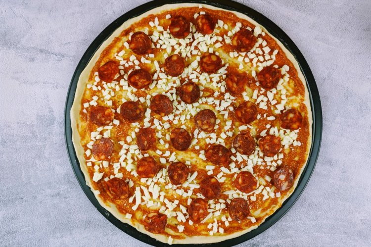 Klassische Pepperoni-Pizza
