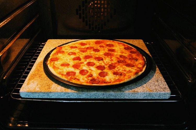 Klassische Pepperoni-Pizza
