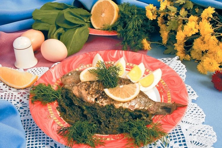 Karpfen mit Sauerampfer im Ofen