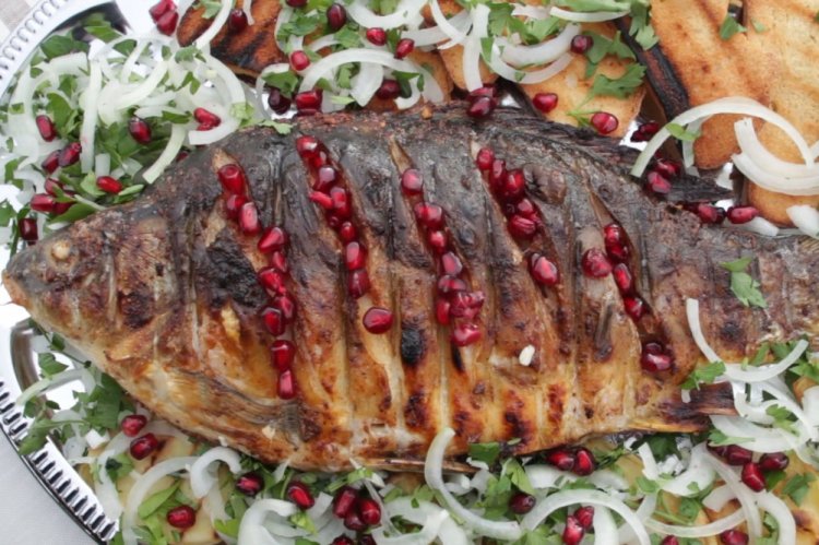 Karpfen mit Walnüssen und Granatapfel