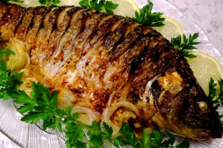 Gebackener Karpfen mit Kräutern im Bratschlauch