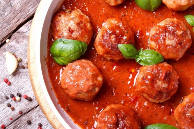 Karpfenfrikadellen in Tomatensauce