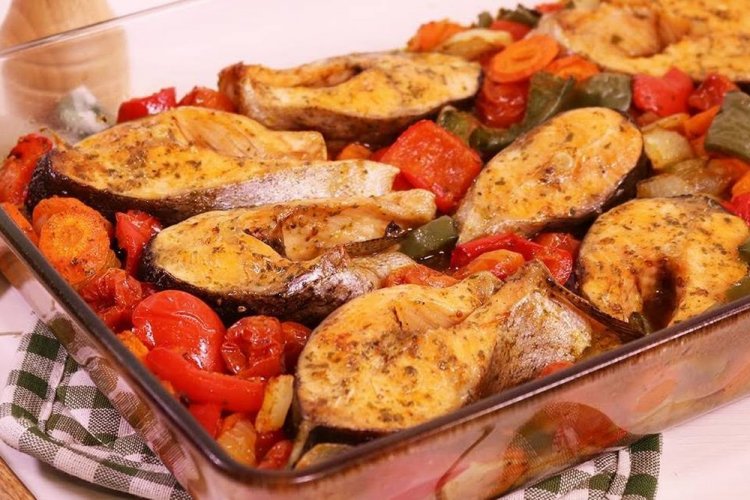 Karpfen mit Tomaten im Ofen