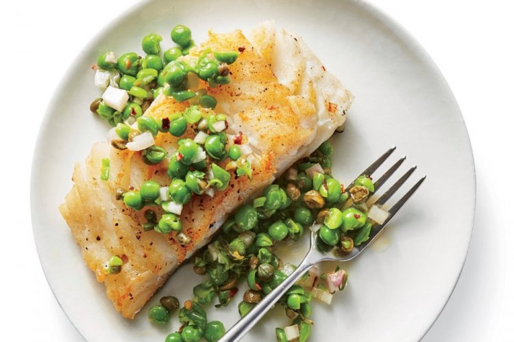 Tilapia mit Gemüse und grünen Erbsen